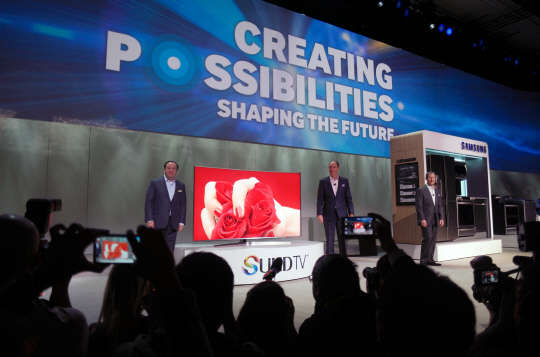 삼성전자가 5일(현지시간) 미국 라스베이거스 만달레이 호텔에서 프레스 콘퍼런스를 열었다. 삼성전자 미국법인 조 스틴지아노 상무, 팀 백스터 부사장, 존 해링턴 상무(왼쪽부터)가 삼성전자의 새로운 제품들을 선보이고 있다. 삼성전자 제공